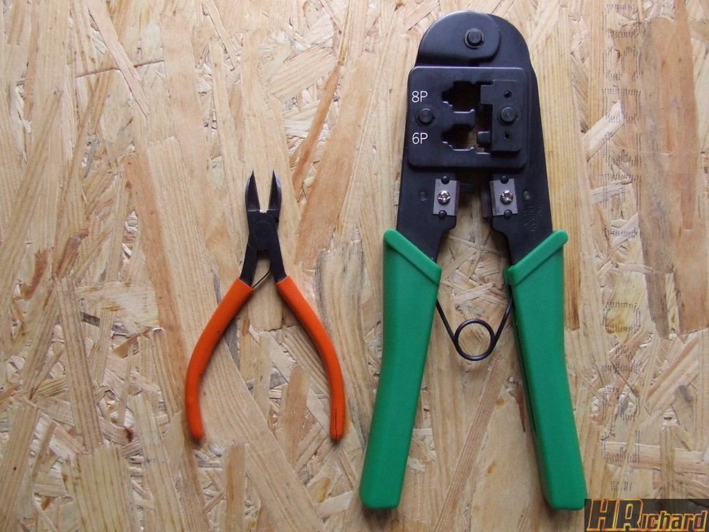 Jobbra egy kis csípőfogó míg balra egy krimpelőfogó látható amely RJ45 és RJ11 csatlakozókhoz egyaránt alkalmas