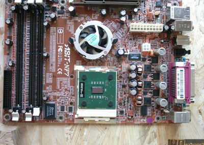 Socket A-s processzoroknál ügyeljünk a hűtő felhelyezésénél nehogy megrepesszük a magot.